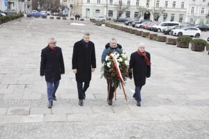 27.12.2022. Kielce. 104. rocznica wybuchu Powstania Wielkopolskiego. Na zdjęciu (od lewej): Sławomir Stachura - dyrektor kancelarii prezydenta miasta Kielce, Bogdan Wenta - prezydent Kielc, Zbigniew Koniusz - wojewoda świętokrzyski i Andrzej Bętkowski - marszałek województwa świętokrzyskiego / Fot. Jarosław Kubalski - Radio Kielce