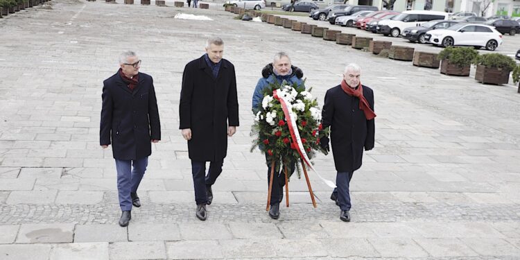 27.12.2022. Kielce. 104. rocznica wybuchu Powstania Wielkopolskiego. Na zdjęciu (od lewej): Sławomir Stachura - dyrektor kancelarii prezydenta miasta Kielce, Bogdan Wenta - prezydent Kielc, Zbigniew Koniusz - wojewoda świętokrzyski i Andrzej Bętkowski - marszałek województwa świętokrzyskiego / Fot. Jarosław Kubalski - Radio Kielce