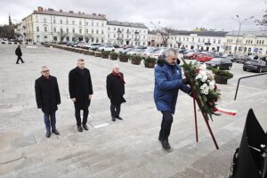 27.12.2022. Kielce. 104. rocznica wybuchu Powstania Wielkopolskiego. Na zdjęciu (od lewej): Sławomir Stachura - dyrektor kancelarii prezydenta miasta Kielce, Bogdan Wenta - prezydent Kielc, Andrzej Bętkowski - marszałek województwa świętokrzyskiego i Zbigniew Koniusz - wojewoda świętokrzyski / Fot. Jarosław Kubalski - Radio Kielce