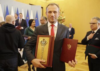 29.01.2022. Warszawa. Władze Piekoszowa i Łopuszna odebrały oficjalne dekrety o nadaniu praw miejskich. Na zdjęciu: Zbigniew Piątek - wójt gminy Piekoszów / Fot. Jarosław Kubalski - Radio Kielce