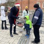 04.12.2022. Sandomierz. Kiermasz mikołajkowy. Na zdjęciu (w środku): Marcin Marzec - burmistrz Sandomierza / Fot. Grażyna Szlęzak - Radio Kielce