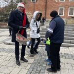 04.12.2022. Sandomierz. Kiermasz mikołajkowy. Na zdjęciu (w środku): Marcin Marzec - burmistrz Sandomierza / Fot. Grażyna Szlęzak - Radio Kielce