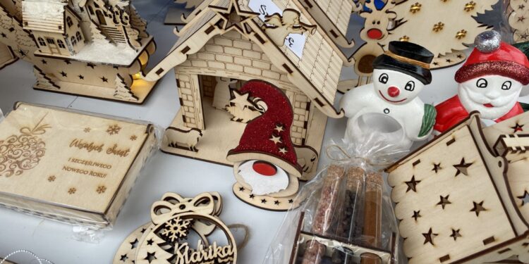 Kiermasz, parada Mikołajów i warsztaty na sandomierskiej starówce - Radio Kielce Kiermasz, parada Mikołajów i warsztaty tworzenia ozdób na sandomierskiej starówce