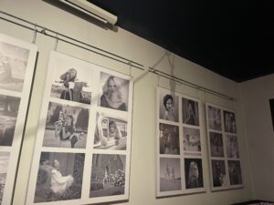 11.12.2022. Sandomierz, Iluzjon Art Cafe. Wystawa Tomasza Bartosika. / Fot. Grażyna Szlęzak - Radio Kielce