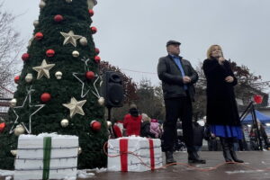 10.12.2022. Osiek. Kiermasz. Na zdjęciu (od lewej): Rafał Łysiek - burmistrz Osieka, wiceminister sportu i turystyki Anna Krupka. / Fot. Grażyna Szlęzak - Radio Kielce