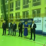 10.12.2022. Staszów. VI Turniej Barbórkowy w Futsalu o Puchar Prezesa Grupy Azoty Siarkopol w Grzybowie. Na zdjęciu (od lewej): Andrzej Zieliński - członek zarządu Grupy Azoty Siarkopol, Łukasz Korus - asystent wiceminister A. Krupki, Leszek Kopeć - burmistrz Staszowa, Józef Żółciak - starosta staszowski, Anna Krupka - wiceminister sportu i turystyki, Jacek Nowak - burmistrz Połańca. / Fot. Grażyna Szlęzak - Radio Kielce