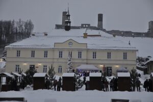 18.12.2022. Chęciny. Jarmark bożonarodzeniowy / Fot. Jarosław Kubalski - Radio Kielce