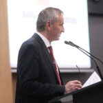 02.12.2022. Kielce. Podpisanie umów z samorządami w ramach Funduszu Przewozów Autobusowych. Na zdjęciu: Zbigniew Koniusz - wojewoda świętokrzyski / Fot. Wiktor Taszłow – Radio Kielce