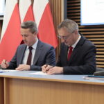 02.12.2022. Kielce. Podpisanie umów z samorządami w ramach Funduszu Przewozów Autobusowych. Na zdjęciu (od lewej): Leszek Kopeć - burmistrz Staszowa, Zbigniew Koniusz - wojewoda świętokrzyski / Fot. Wiktor Taszłow – Radio Kielce