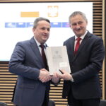 02.12.2022. Kielce. Podpisanie umów z samorządami w ramach Funduszu Przewozów Autobusowych. Na zdjęciu (od lewej): Leszek Kopeć - burmistrz Staszowa, Zbigniew Koniusz - wojewoda świętokrzyski / Fot. Wiktor Taszłow – Radio Kielce