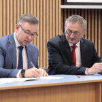 02.12.2022. Kielce. Podpisanie umów z samorządami w ramach Funduszu Przewozów Autobusowych. Na zdjęciu (od lewej): Sławomir Kopacz - wójt Bielin, Zbigniew Koniusz - wojewoda świętokrzyski / Fot. Wiktor Taszłow – Radio Kielce