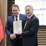 02.12.2022. Kielce. Podpisanie umów z samorządami w ramach Funduszu Przewozów Autobusowych. Na zdjęciu (od lewej): Dariusz Skiba - burmistrz Bodzentyna, Zbigniew Koniusz - wojewoda świętokrzyski / Fot. Wiktor Taszłow – Radio Kielce