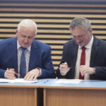 02.12.2022. Kielce. Podpisanie umów z samorządami w ramach Funduszu Przewozów Autobusowych. Na zdjęciu (od lewej): Waldemar Sikora - burmistrz Buska, Zbigniew Koniusz - wojewoda świętokrzyski / Fot. Wiktor Taszłow – Radio Kielce