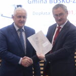 02.12.2022. Kielce. Podpisanie umów z samorządami w ramach Funduszu Przewozów Autobusowych. Na zdjęciu (od lewej): Waldemar Sikora - burmistrz Buska, Zbigniew Koniusz - wojewoda świętokrzyski / Fot. Wiktor Taszłow – Radio Kielce