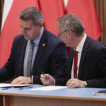 02.12.2022. Kielce. Podpisanie umów z samorządami w ramach Funduszu Przewozów Autobusowych. Na zdjęciu (od lewej): Paweł Wójcik - burmistrz Chmielnika, Zbigniew Koniusz - wojewoda świętokrzyski / Fot. Wiktor Taszłow – Radio Kielce