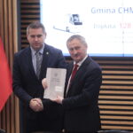 02.12.2022. Kielce. Podpisanie umów z samorządami w ramach Funduszu Przewozów Autobusowych. Na zdjęciu (od lewej): Paweł Wójcik - burmistrz Chmielnika, Zbigniew Koniusz - wojewoda świętokrzyski / Fot. Wiktor Taszłow – Radio Kielce