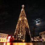 Choinka na kieleckim Rynku znów świeci. Pytanie na jak długo? - Radio Kielce 07.12.2022. Kielce. Choinka na Rynku / Fot. Wiktor Taszłow - Radio Kielce