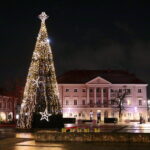 Choinka na kieleckim Rynku znów świeci. Pytanie na jak długo? - Radio Kielce 07.12.2022. Kielce. Choinka na Rynku / Fot. Wiktor Taszłow - Radio Kielce