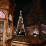 Choinka na kieleckim Rynku znów świeci. Pytanie na jak długo? - Radio Kielce 07.12.2022. Kielce. Choinka na Rynku / Fot. Wiktor Taszłow - Radio Kielce