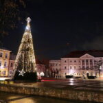 Choinka na kieleckim Rynku znów świeci. Pytanie na jak długo? - Radio Kielce 07.12.2022. Kielce. Choinka na Rynku / Fot. Wiktor Taszłow - Radio Kielce