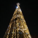 Choinka na kieleckim Rynku znów świeci. Pytanie na jak długo? - Radio Kielce 07.12.2022. Kielce. Choinka na Rynku / Fot. Wiktor Taszłow - Radio Kielce