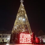 Choinka na kieleckim Rynku znów świeci. Pytanie na jak długo? - Radio Kielce 07.12.2022. Kielce. Choinka na Rynku / Fot. Wiktor Taszłow - Radio Kielce