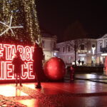 Choinka na kieleckim Rynku znów świeci. Pytanie na jak długo? - Radio Kielce 07.12.2022. Kielce. Choinka na Rynku / Fot. Wiktor Taszłow - Radio Kielce