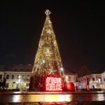 Choinka na kieleckim Rynku znów świeci. Pytanie na jak długo? - Radio Kielce 07.12.2022. Kielce. Choinka na Rynku / Fot. Wiktor Taszłow - Radio Kielce