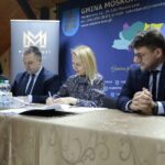 08.12.2022. Moskorzew. Podpisania umowy w sprawie dofinansowania rewaloryzacji budynku dworskiego „Murowańca”. Na zdjęciu (od lewej): Justyna Frankiewicz - skarbnik gminy Moskorzew, Andrzej Walasek - wójt Moskorzewa, Brygida Ślabska - prezes Fundacji Most The Most, Janusz Krupa - dyrektor rozwoju Regionu Świętokrzyskiego BGK / Fot. Wiktor Taszłow – Radio Kielce