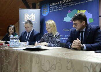 08.12.2022. Moskorzew. Podpisania umowy w sprawie dofinansowania rewaloryzacji budynku dworskiego „Murowańca”. Na zdjęciu (od lewej): Justyna Frankiewicz - skarbnik gminy Moskorzew, Andrzej Walasek - wójt Moskorzewa, Brygida Ślabska - prezes Fundacji Most The Most, Janusz Krupa - dyrektor rozwoju Regionu Świętokrzyskiego BGK / Fot. Wiktor Taszłow – Radio Kielce