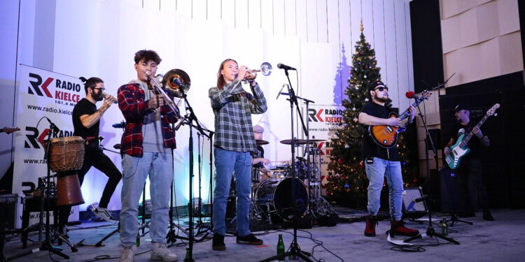 09.12.2022. Studio GRAM. Koncert zespołu Mayoroots w Radiu Kielce / Fot. Wiktor Taszłow – Radio Kielce