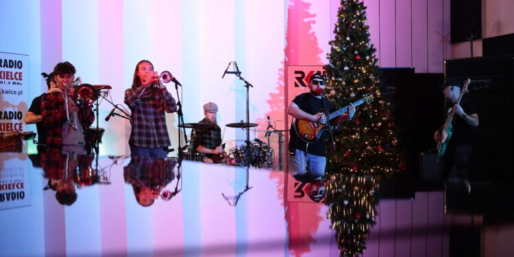 09.12.2022. Studio GRAM. Koncert zespołu Mayoroots w Radiu Kielce / Fot. Wiktor Taszłow – Radio Kielce