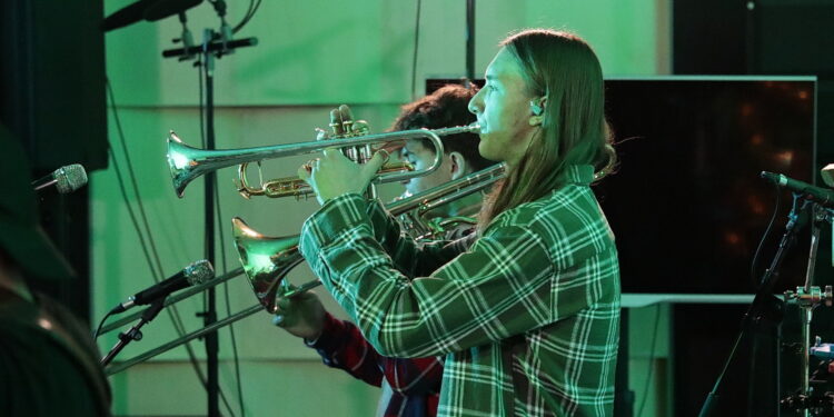 09.12.2022. Studio GRAM. Koncert zespołu Mayoroots w Radiu Kielce / Fot. Wiktor Taszłow – Radio Kielce