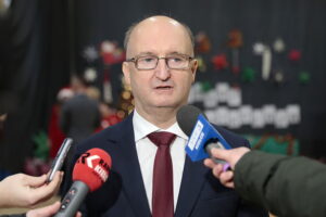 10.12.2022. Zagnańsk. Spotkanie mikołajkowe. Na zdjęciu: Piotr Wawrzyk - wiceminister spraw zagranicznych / Fot. Wiktor Taszłow - Radio Kielce