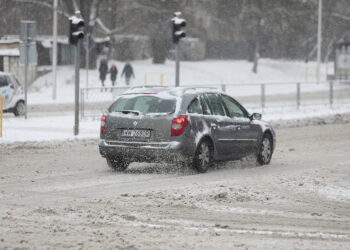 Jak się zachować, gdy samochód wpadnie w poślizg? - Radio Kielce Jak się zachować, gdy samochód wpadnie w poślizg?
