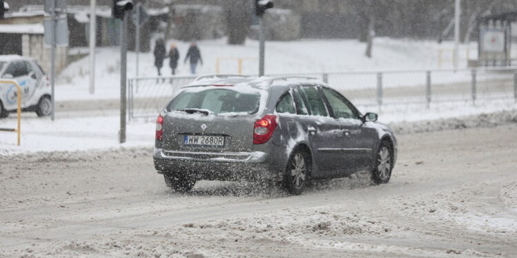 Jak się zachować, gdy samochód wpadnie w poślizg?