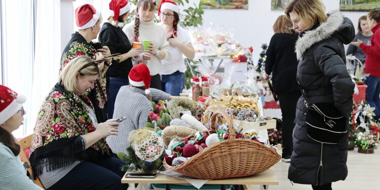 11.12.2022. Ciekoty. Jarmark Bożonarodzeniowy / Fot. Wiktor Taszłow - Radio Kielce