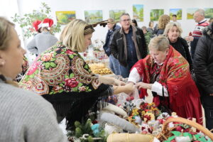 11.12.2022. Ciekoty. Jarmark Bożonarodzeniowy / Fot. Wiktor Taszłow - Radio Kielce