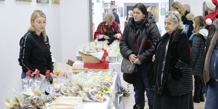 11.12.2022. Ciekoty. Jarmark Bożonarodzeniowy / Fot. Wiktor Taszłow - Radio Kielce