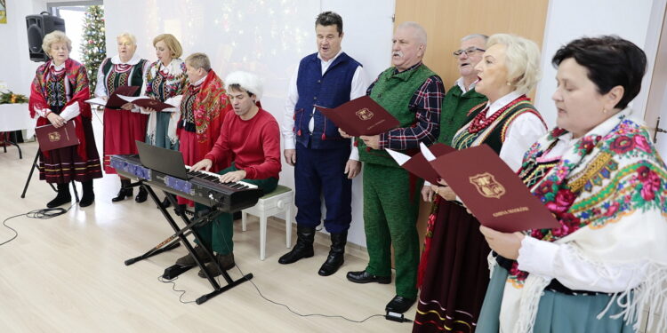 11.12.2022. Ciekoty. Jarmark Bożonarodzeniowy / Fot. Wiktor Taszłow - Radio Kielce