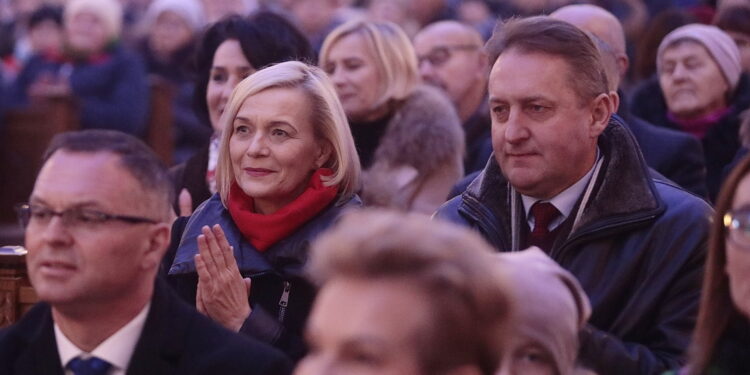 11.12.2022. Święty Krzyż. Koncert Bożonarodzeniowy. Na zdjęciu (od lewej): Renata Janik - wicemarszałek województwa świętokrzyskiego, Dariusz Skiba - burmistrz Bodzentyna / Fot. Wiktor Taszłow - Radio Kielce