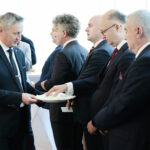 12.12.2022. Kielce. Spotkanie opłatkowe u wojewody. Na zdjęciu (od lewej): Zbigniew Koniusz – wojewoda świętokrzyski, Krzysztof Słoń - senator, Rafał Nowak - wicewojewoda, Piotr Wawrzyk - wiceminister spraw zagranicznych, Andrzej Bętkowski - marszałek województwa świętokrzyskiego / Fot. Wiktor Taszłow – Radio Kielce