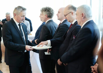 12.12.2022. Kielce. Spotkanie opłatkowe u wojewody. Na zdjęciu (od lewej): Zbigniew Koniusz – wojewoda świętokrzyski, Krzysztof Słoń - senator, Rafał Nowak - wicewojewoda, Piotr Wawrzyk - wiceminister spraw zagranicznych, Andrzej Bętkowski - marszałek województwa świętokrzyskiego / Fot. Wiktor Taszłow – Radio Kielce