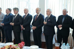 12.12.2022. Kielce. Spotkanie opłatkowe u wojewody. Ba zdjęciu (od lewej): Marek Kwitek - poseł, Krzysztof Słoń - senator, Rafał Nowak - wicewojewoda, Piotr Wawrzyk - wiceminister spraw zagranicznych, Andrzej Bętkowski - marszałek województwa świętokrzyskiego, Marek Jońca – radny sejmiku / Fot. Wiktor Taszłow – Radio Kielce