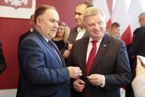 12.12.2022. Kielce. Spotkanie opłatkowe u wojewody. Na zdjęciu (od lewej): Marek Kwitek – poseł, Jarosław Rusiecki – senator / Fot. Wiktor Taszłow – Radio Kielce