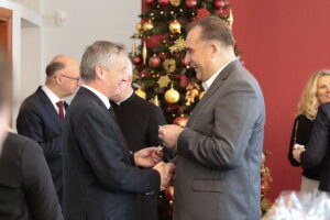 12.12.2022. Kielce. Spotkanie opłatkowe u wojewody. Na zdjęciu (od lewej): Zbigniew Koniusz – wojewoda świętokrzyski, Janusz Knap - prezes Radia Kielce / Fot. Wiktor Taszłow – Radio Kielce