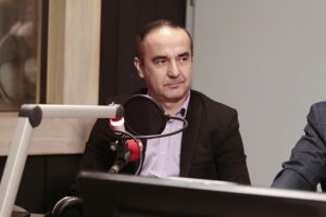 12.12.2022. Radio Kielce. Studio Polityczne. Na zdjęciu Piotr Kisiel z Solidarnej Polski. / Fot. Wiktor Taszłow - Radio Kielce