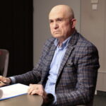 12.12.2022. Radio Kielce. Studio Polityczne. Na zdjęciu Grzegorz Żmuda z Nowej Lewicy. / Fot. Wiktor Taszłow - Radio Kielce