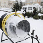 13.12.2022. Kielce. Sprzedaż choinek. Stoisko na Placu Wolności / Fot. Wiktor Taszłow – Radio Kielce