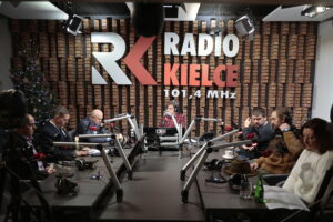 12.12.2022. Radio Kielce. Studio Polityczne. Na zdjęciu (od lewej): Piotr Kisiel z Solidarnej Polski, Jarosław Karyś - Prawo i Sprawiedliwość, Grzegorz Żmuda z Nowej Lewicy, Michał Kita - dziennikarz Radia Kielce, Michał Godowski z Polskiego Stronnictwa Ludowego - Koalicji Polskiej, Mateusz Iwan z Konfederacji - Nowa Nadzieja, Grażyna Dekiel z Polski 2050. / Fot. Wiktor Taszłow - Radio Kielce